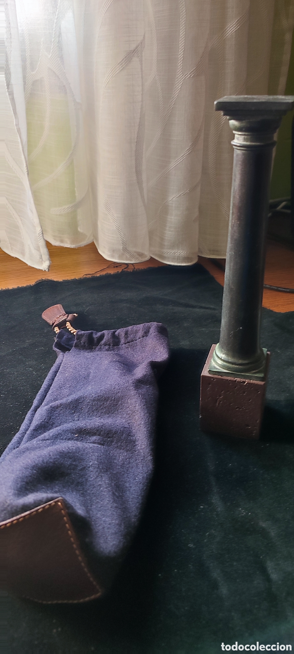 Antig&uuml;edades: Escultura en bronce de una columna romana con su peana en m&aacute;rmol travertino