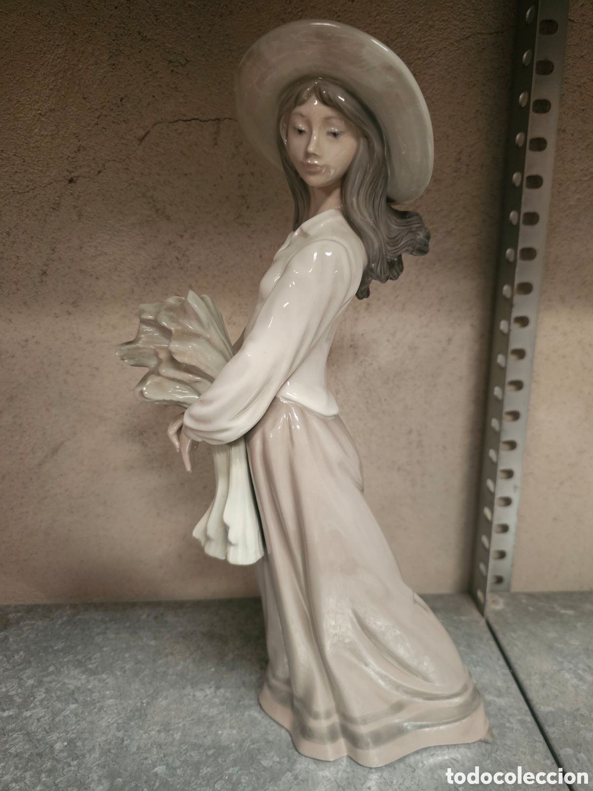 Antig&uuml;edades: FIGURA DE PORCELANA CAMPESINA NAO DE LLADR&Oacute;