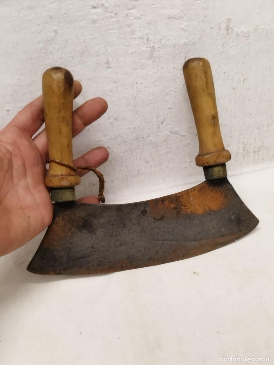 Antig&uuml;edades: Antigua herramineta de cocina, media luna, mezza luna. Picar trocear alimentos. Con marcaje a ident