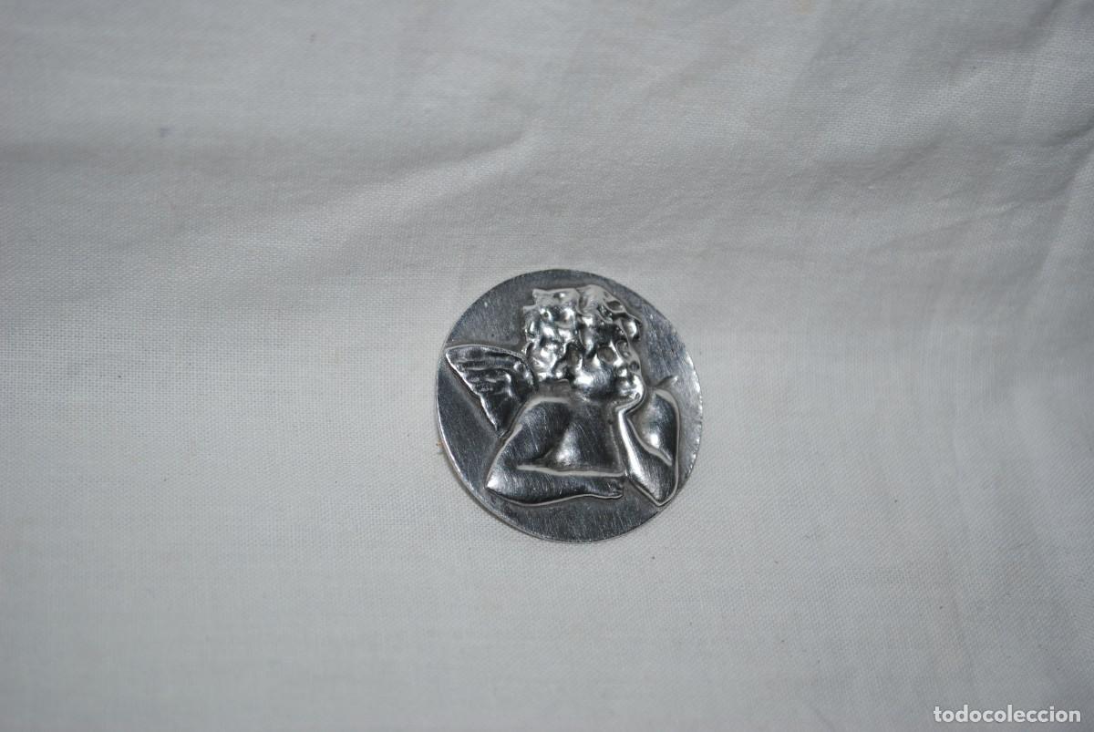 Antig&uuml;edades: BROCHE DE PLATA CON ANGELITO PENSATIVO .