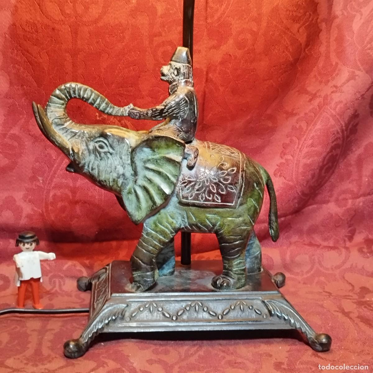 Antig&uuml;edades: LAMPARA ELEFANTE INDIO COLOR VERDE DE GALA CON MONO EN SU LOMO