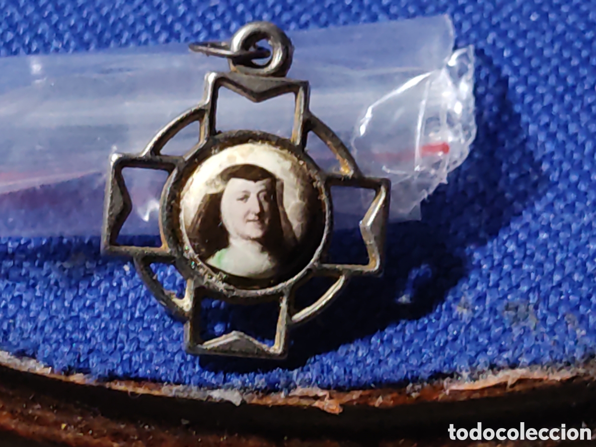 Antig&uuml;edades: Medalla antigua &;cruz religiosa con reliquia de Santa &Aacute;ngela de la Cruz esmaltada.
