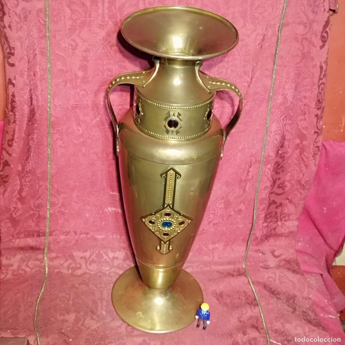 Antig&uuml;edades: PRECIOSO JARRON DE ALTAR - 70,5 CM ALTO - LATON DORADO CON PIEDRAS COLOR AZUL Y ROJO -