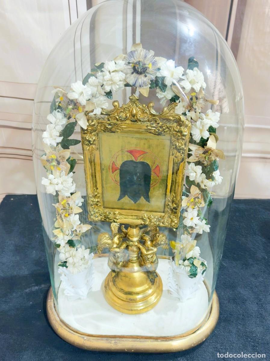 Antig&uuml;edades: Fanal religioso que protege a una figura de la Santa Faz y otra de la Virgen Dolorosa de F.S XIX