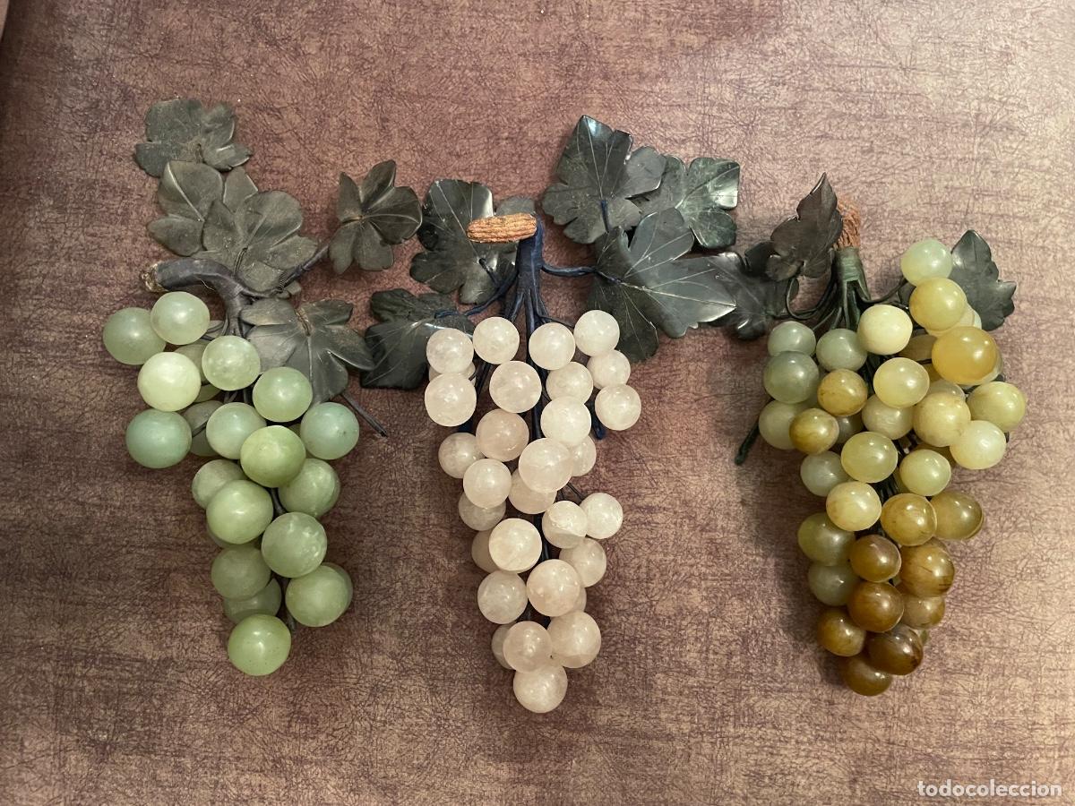 Antig&uuml;edades: Tres racimos de uvas. Piedras duras.