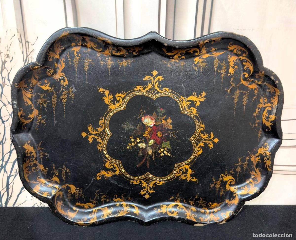 Antiquit&eacute;s: Bandeja victoriana antigua de papel mach&eacute; con decoraci&oacute;n floral dorada. S.XIX
