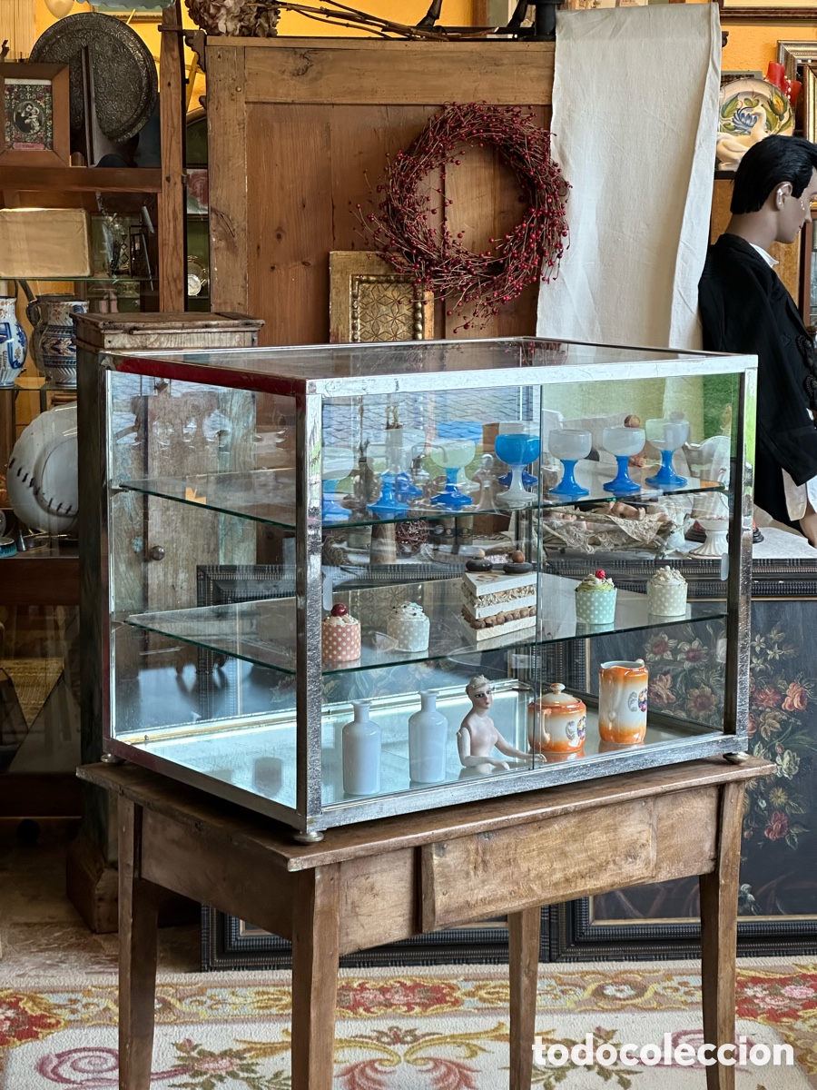 Antig&uuml;edades: Expositor vitrina de metal niquelado y cristal biselado, circa 1920. Museo pasteler&iacute;a estanter&iacute;a