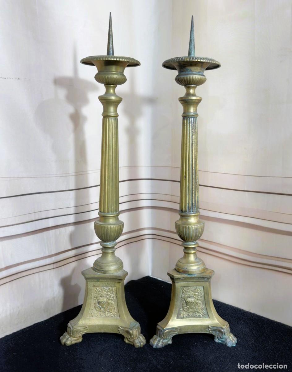 Antig&uuml;edades: Pareja de hacheros candelabros de bronce de altar S.XIX