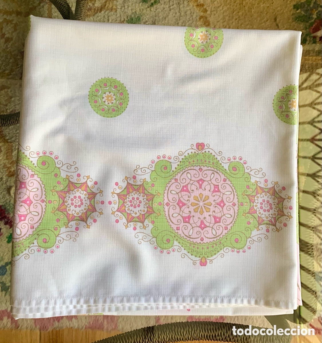 Antig&uuml;edades: Mantel vintage rosa y verde