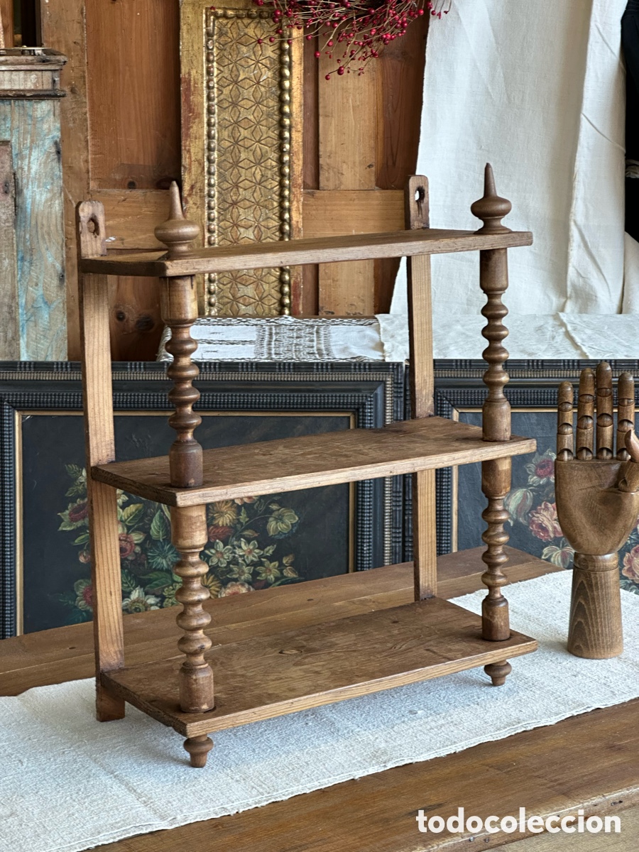 Antig&uuml;edades: Estanter&iacute;a antigua de madera de pino con columna torneada, circa 1940. Estante ba&ntilde;o balda especiero.