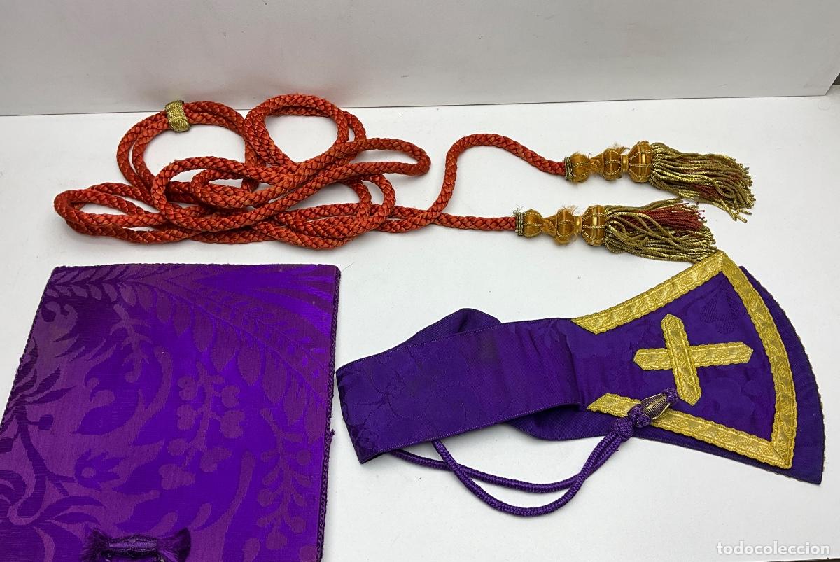 Antig&uuml;edades: CONJUNTO ECLESI&Aacute;STICO LITURGICO - CINGULO - CINCULO TERMINADO EN BORLA - MANIPUL&Oacute; - CARPETA