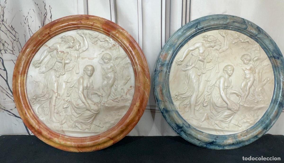 Antig&uuml;edades: Par de medallones decorativos de estilo neocl&aacute;sico que representan escenas mitol&oacute;gicas
