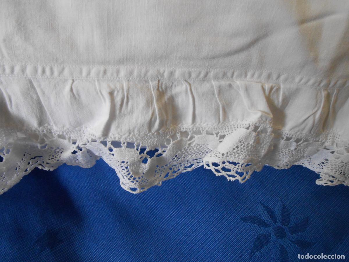 Antig&uuml;edades: 2 Antiguas fundas cojin iquales. Algodon Blanco, con Volante, entredos de Bolillo
