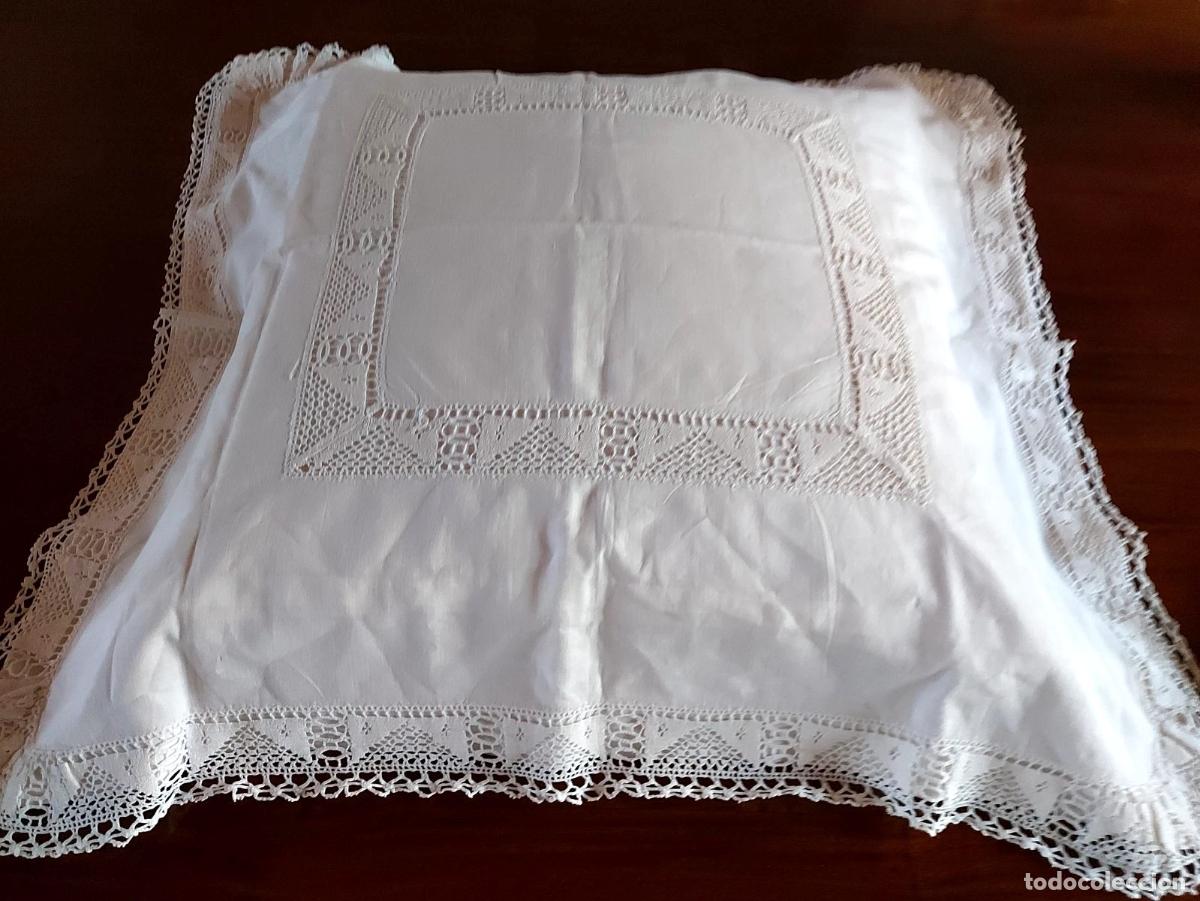 Antig&uuml;edades: 2 Antiguas fundas cojin iquales. Algodon Blanco, con Volante, entredos de Bolillo