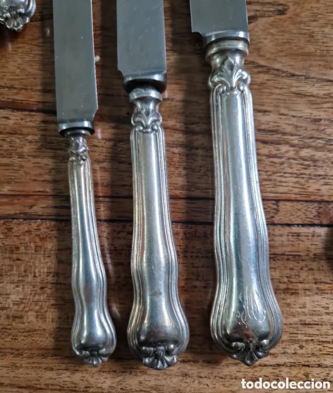 Antig&uuml;edades: Juego 26 cuchillos antiguos Flor de lis