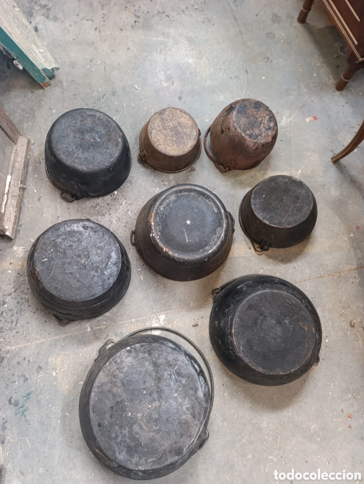 Antig&uuml;edades: Lote de 8 calderos de hierro para decoraci&oacute;n o utilizar.