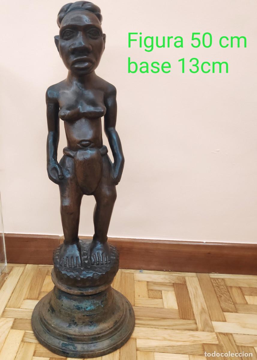 Antig&uuml;edades: FIGURA DE MUJER DE MADERA DE GUINEA CON PEANA