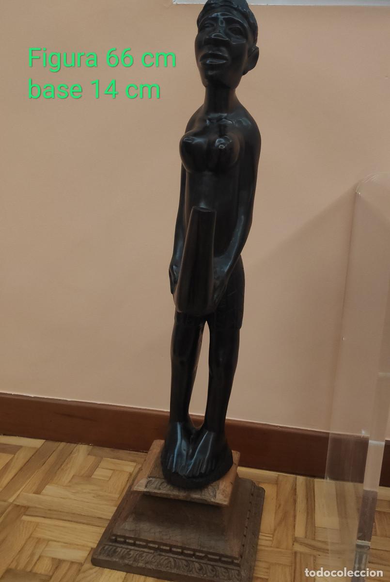 Antig&uuml;edades: FIGURA DE MUJER DE MADERA DE GUINEA CON PEANA