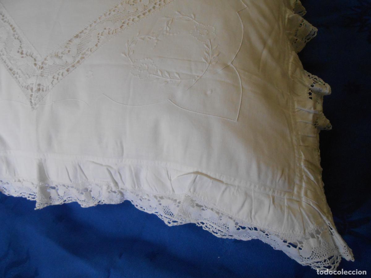 Antig&uuml;edades: 2 Antiguas fundas cojin iquales. Algodon Blanco, con Volante, Bordados y Bolillo