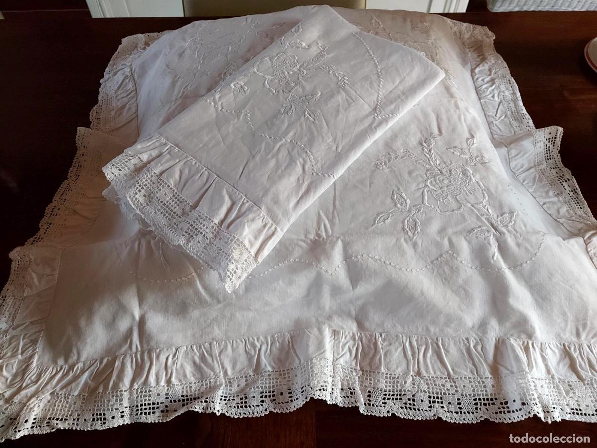 Antig&uuml;edades: 2 Antiguas fundas cojin iquales. Algodon Blanco, con Volante, Bordados y Bolillo