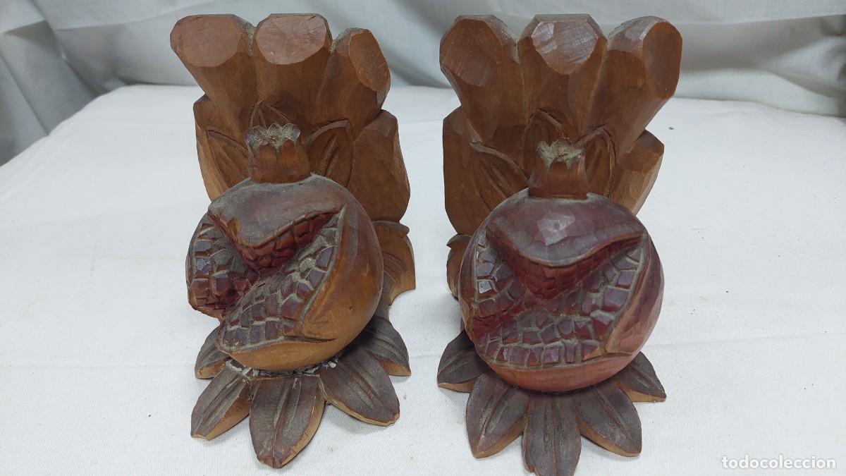 Antig&uuml;edades: Pareja de sujeta libros de madera tallada granadas