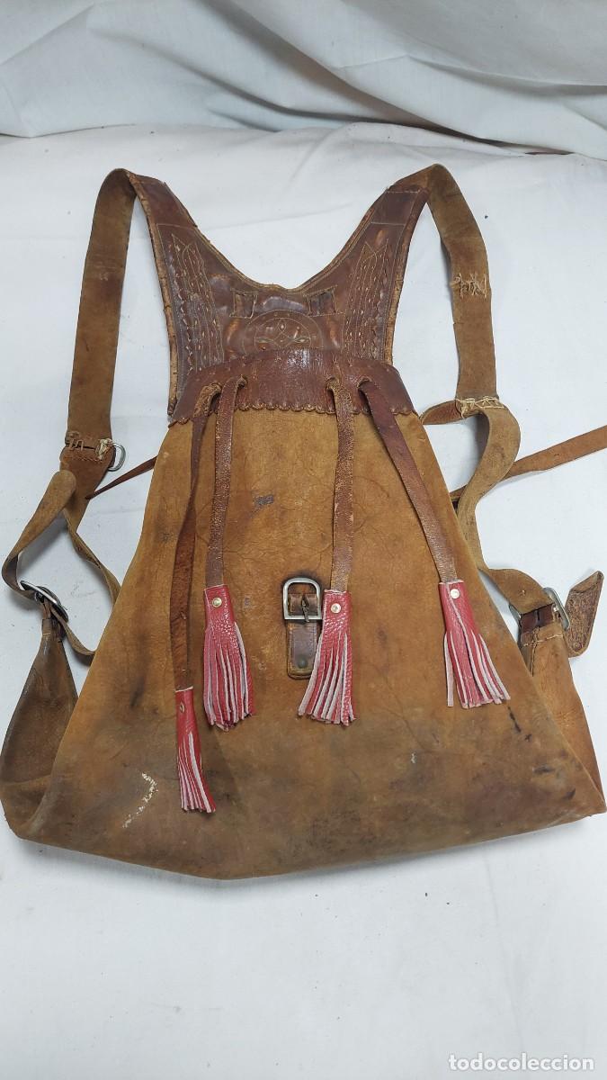 Antig&uuml;edades: Magn&iacute;fico macuto morral de pastor de cuero repujado.