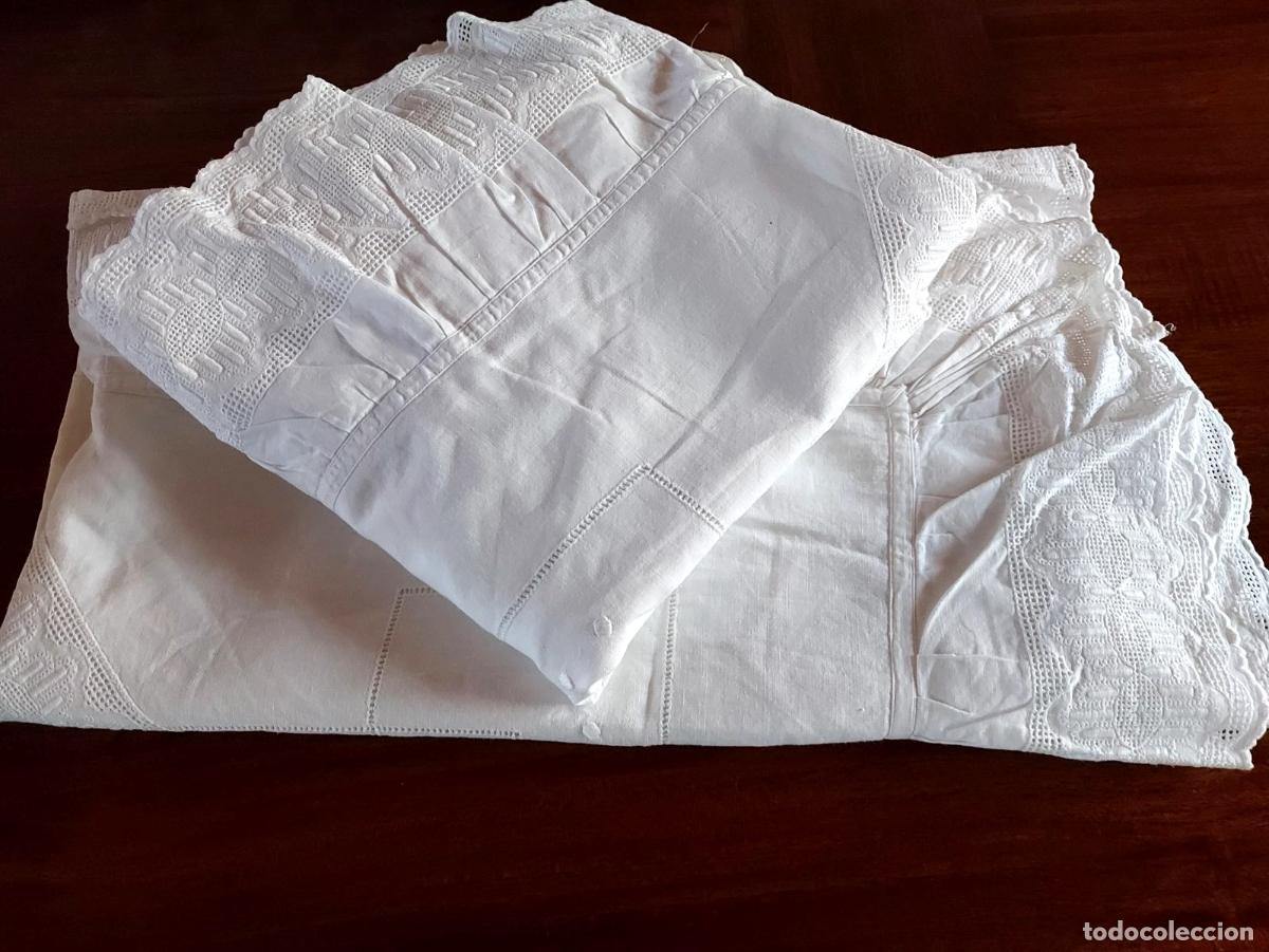 Antig&uuml;edades: 2 Antiguas fundas coj&iacute;n iquales. Algod&oacute;n Blanco, con Volante, bordados y encajes
