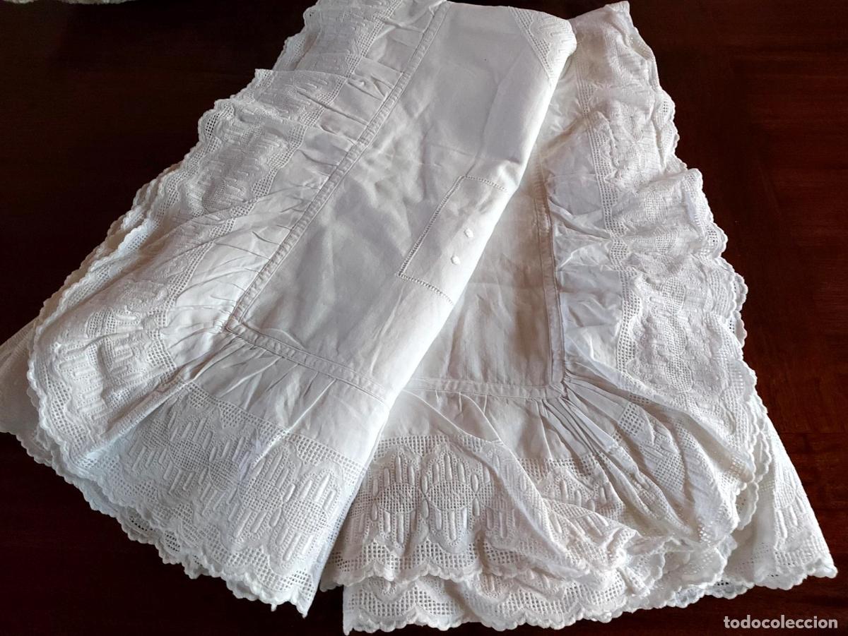 Antig&uuml;edades: 2 Antiguas fundas coj&iacute;n iquales. Algod&oacute;n Blanco, con Volante, bordados y encajes