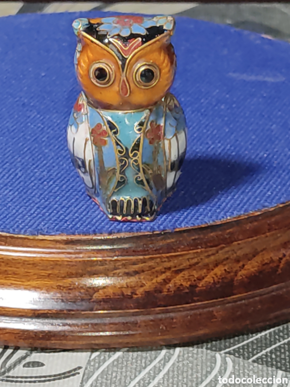 Antig&uuml;edades: Peque&ntilde;o b&uacute;ho de lat&oacute;n esmaltado o Cloisonne.Vintage.