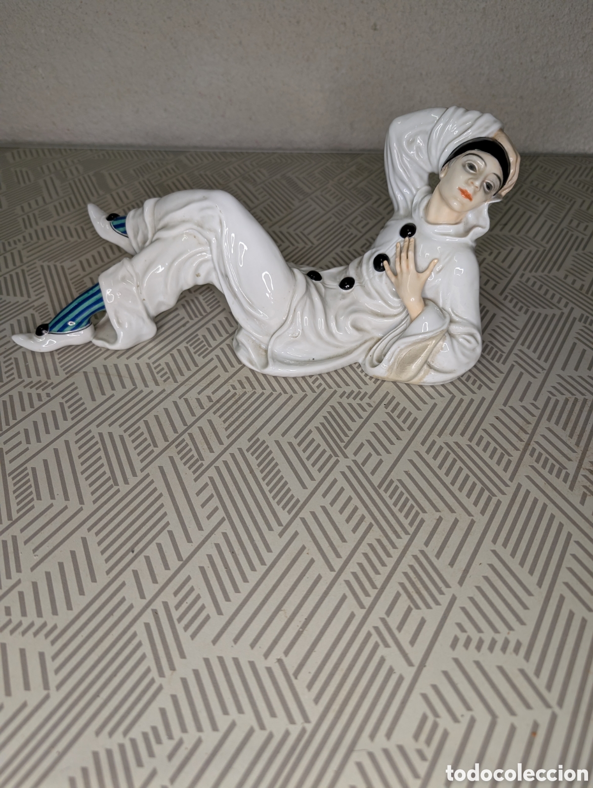 Antig&uuml;edades: Figura porcelana arlequ&iacute;n tumbado estilo Lladr&oacute; vintage