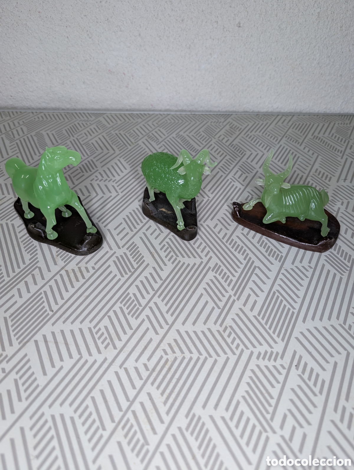 Antig&uuml;edades: Figuras vintage animales verde jade (3 piezas) con base de madera