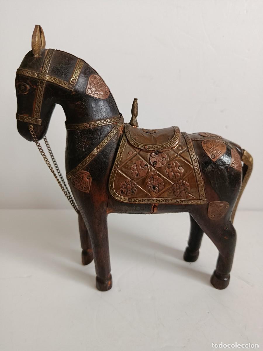 Antig&uuml;edades: CABALLO ANTIGUO DE MADERA, BRONCE Y METAL DORADO.
