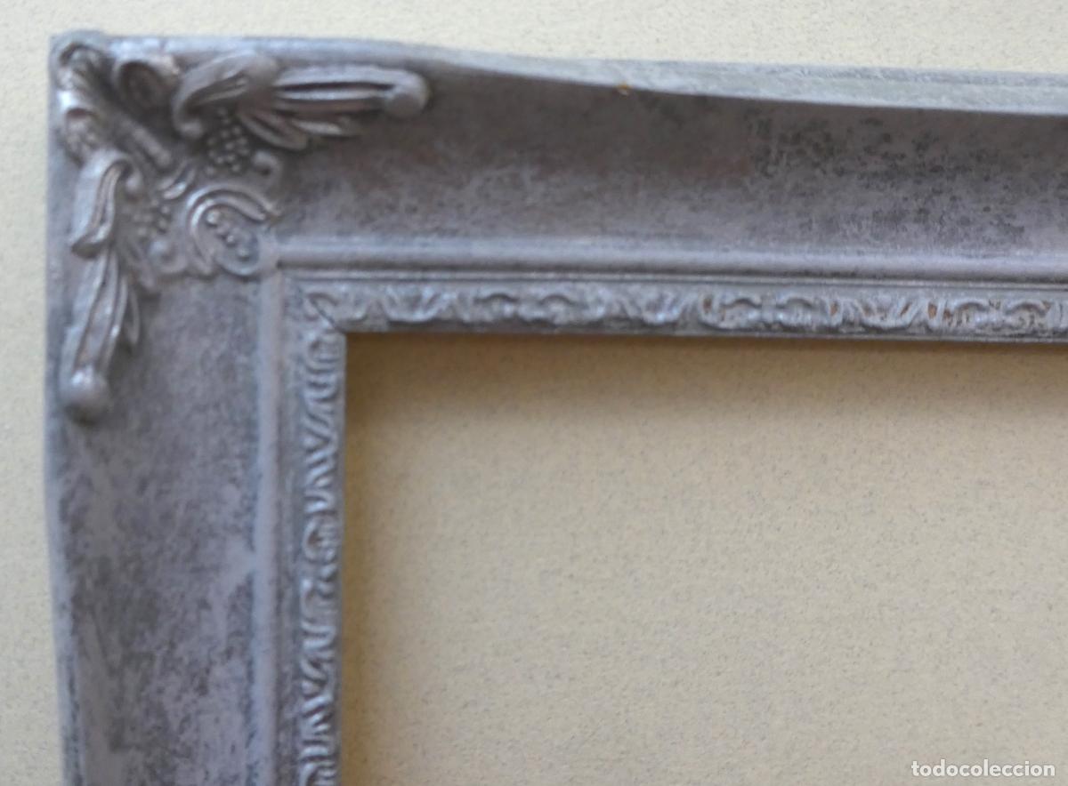 Antig&uuml;edades: Antiguo marco gris plateado , es de madera. mide interior 41X31 cm y exterior 47X37 cm