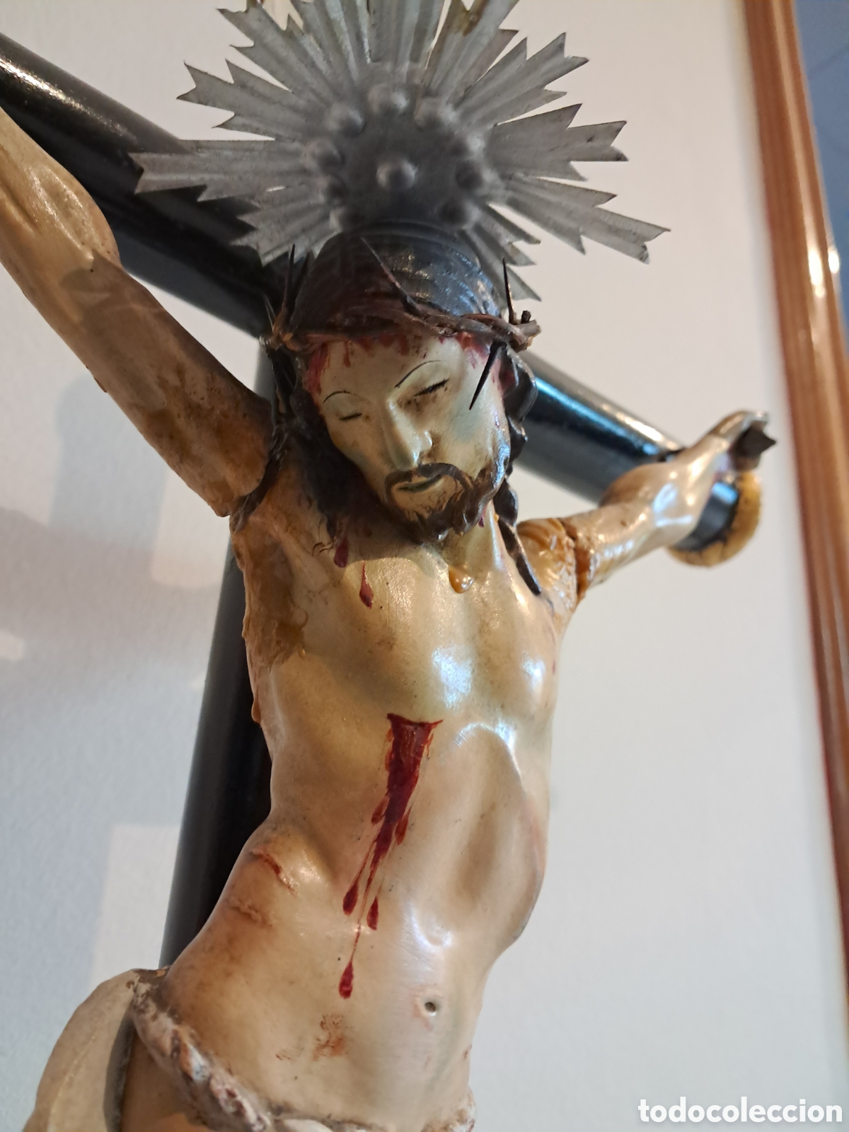 Antig&uuml;edades: crucifix de taula o sobretaula&nbsp;amb un Crist de&nbsp;madera tallada i policromada XIX