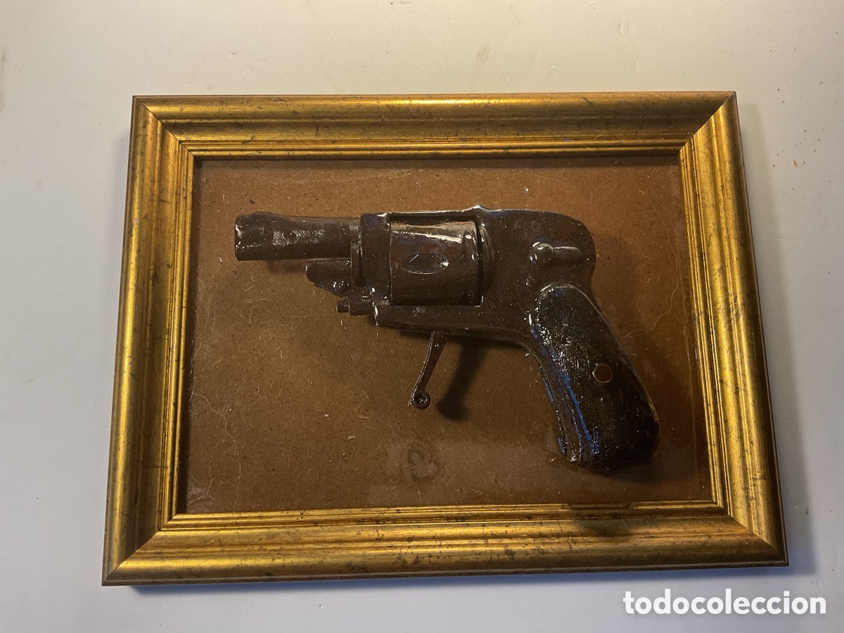 Antig&uuml;edades: Pistola 3. Enmarcada e inutilizada.