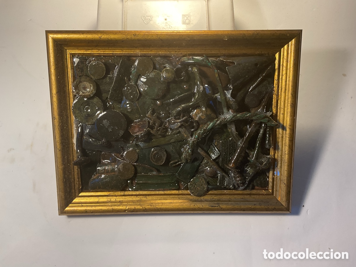 Antig&uuml;edades: Restos de objetos de bronce antiguos enmarcados. - Foto 2