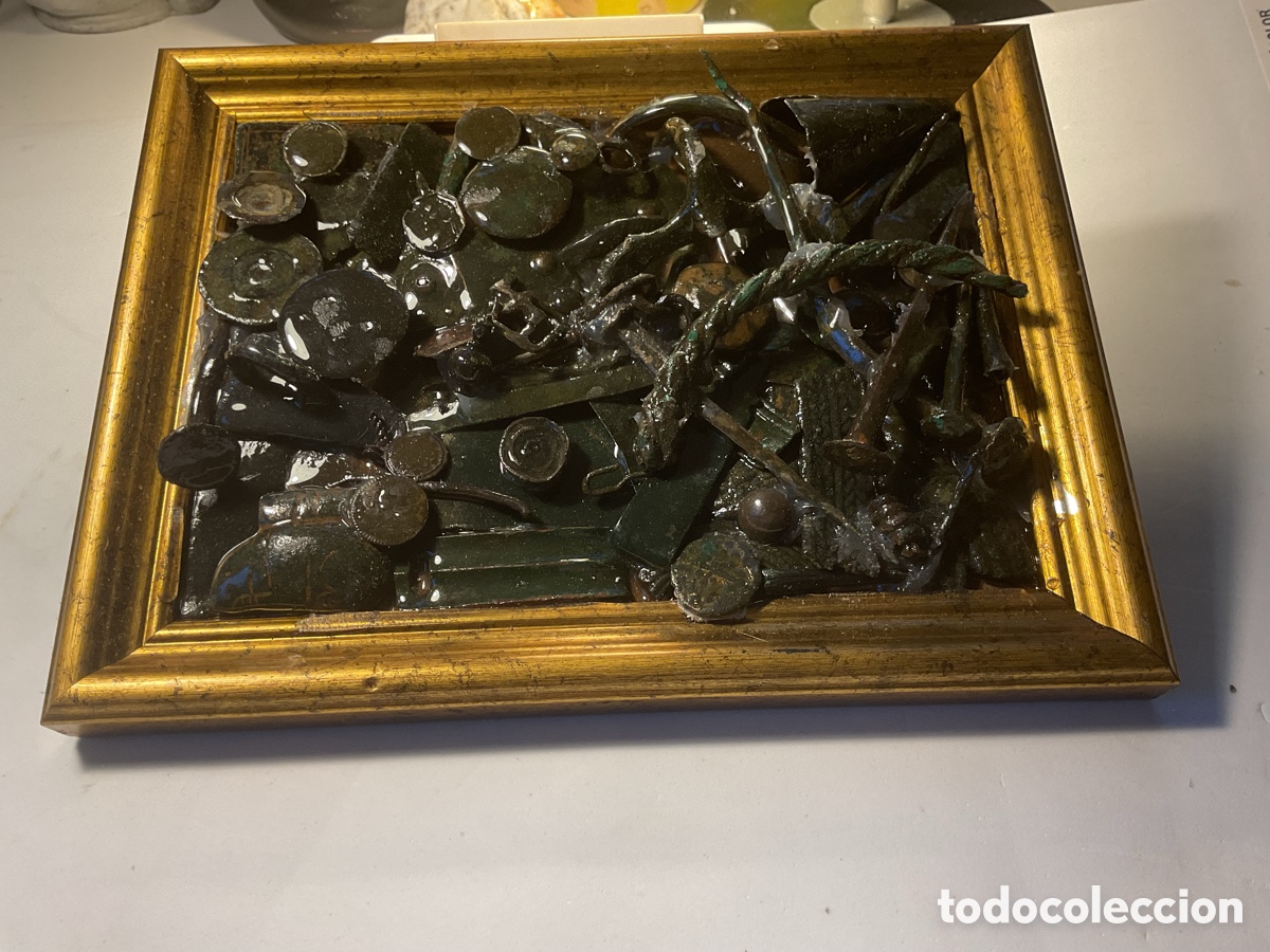 Antig&uuml;edades: Restos de objetos de bronce antiguos enmarcados. - Foto 1