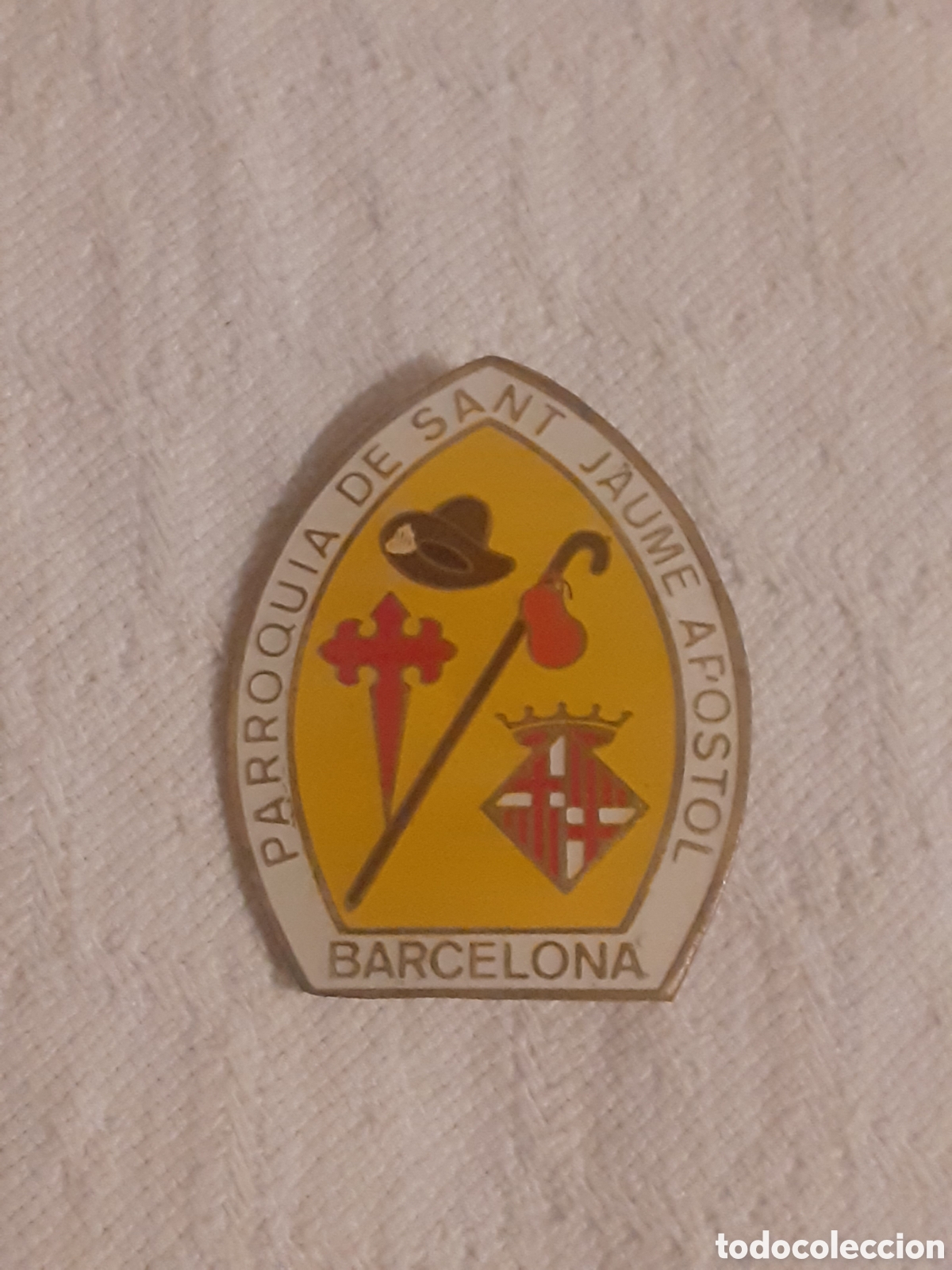 Antig&uuml;edades: EMBLEMQ PQRROQUIA DE SANT JAUME APOSTOL. BARCELONA. ESMALTADO. ANTIGUO. 4 X 3 CM