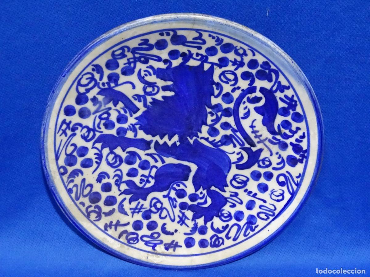 Antig&uuml;edades: ANTIGUO PLATO CER&Aacute;MICA LEON AZUL. DI&Aacute;METRO 23.50 cm.