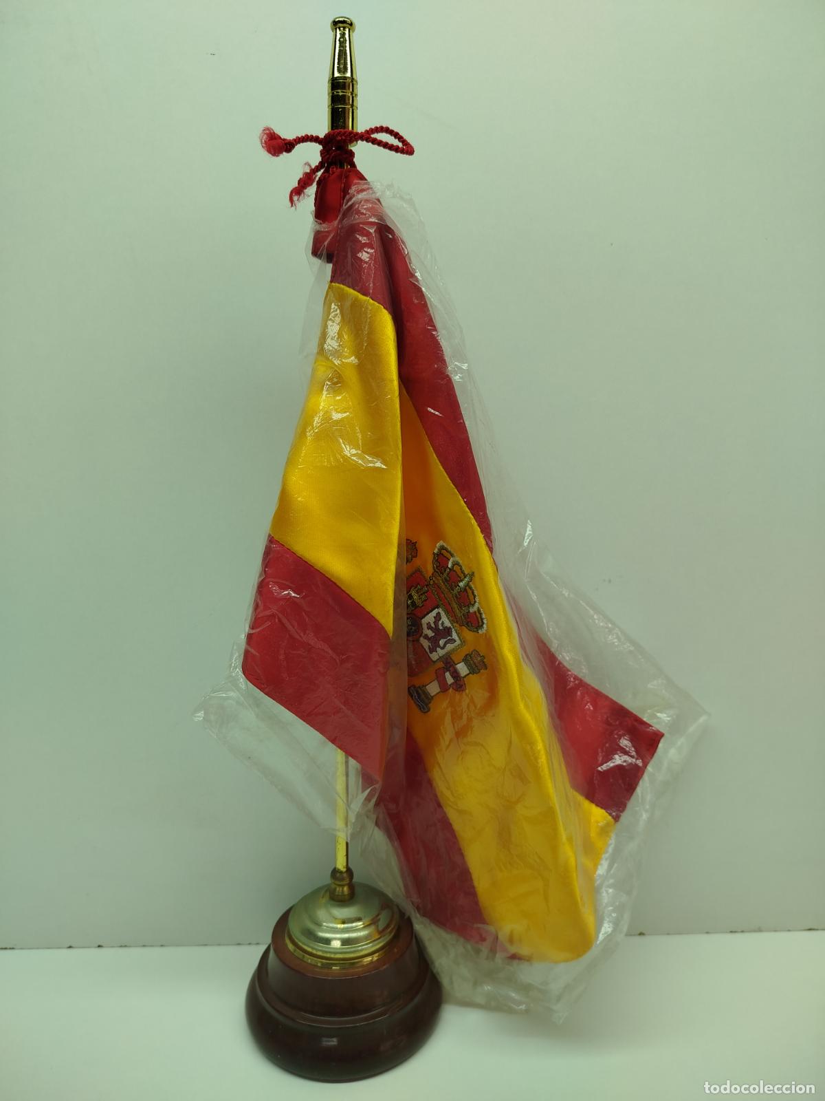 Antig&uuml;edades: BANDERA DE ESPA&Ntilde;A DE SOBREMESA - RASO DOBLE CON ESCUDO BORDADO -