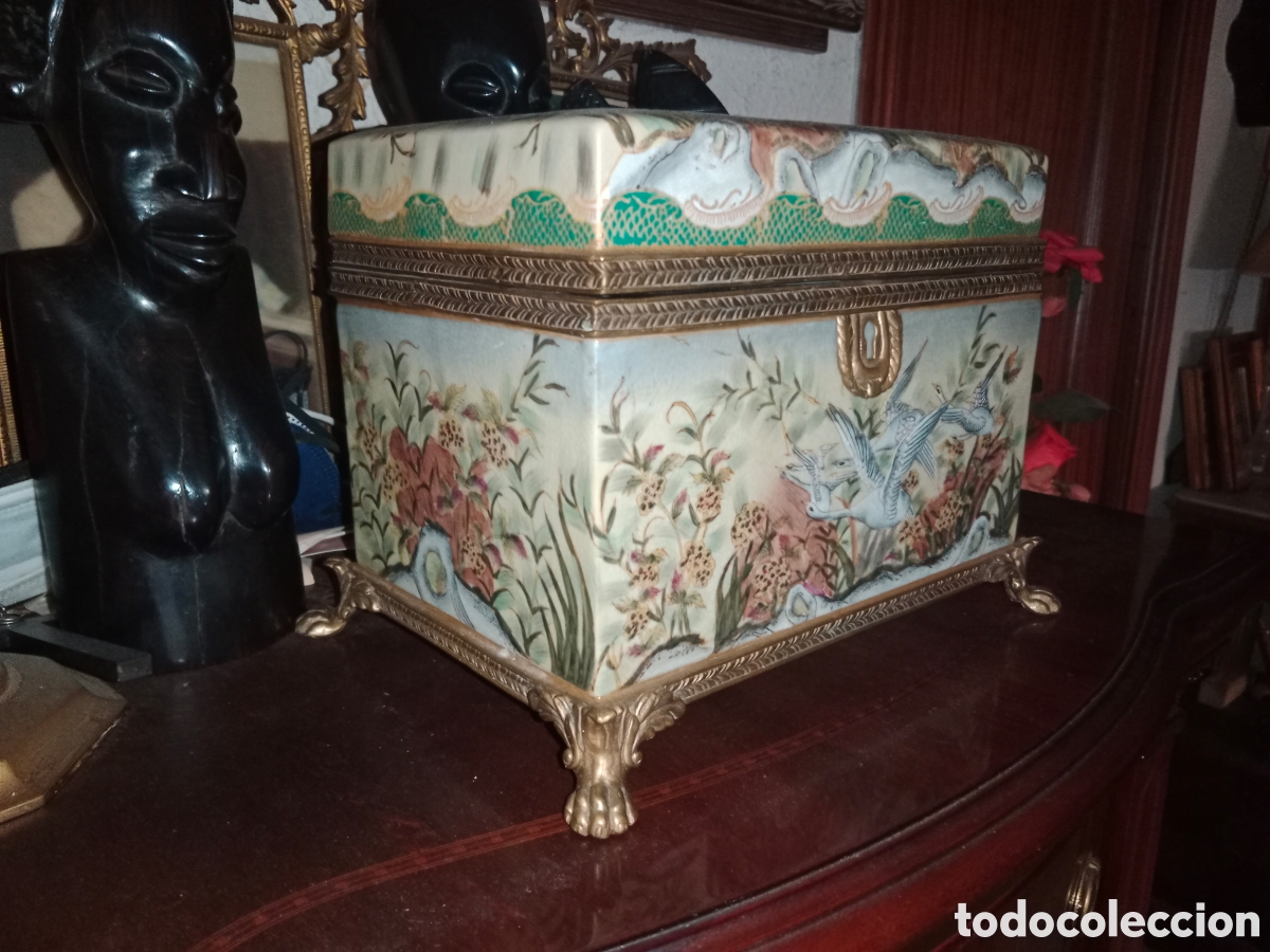 Antiquit&eacute;s: Caja de Porcelana Francesa, con sello Real y fecha.Medidas 28x20x20 cm. Pesa 4,500 Kg.