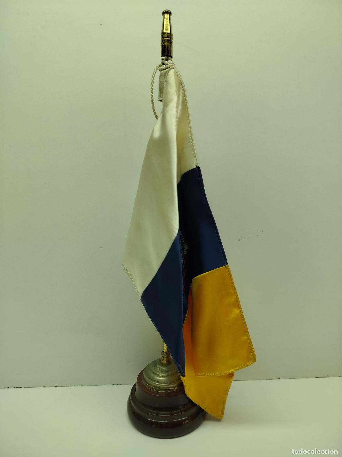 Antig&uuml;edades: BANDERA DE CANARIAS DE SOBREMESA - RASO DOBLE CON ESCUDO BORDADO -