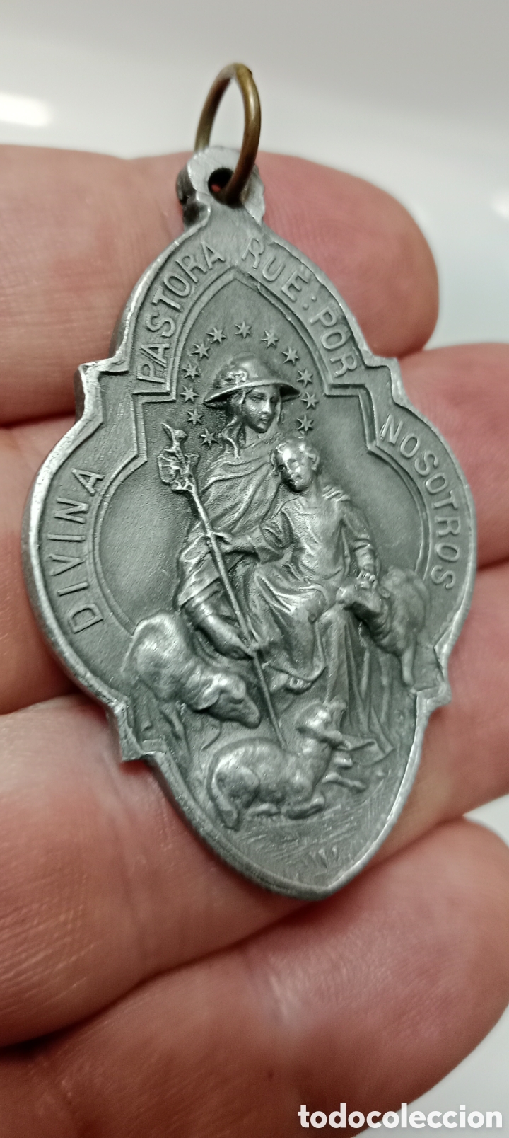 Antig&uuml;edades: MEDALL&Oacute;N DE LA DIVINA PASTORA. ALUMINIO. ESPA&Ntilde;A, PRINC. S. XX