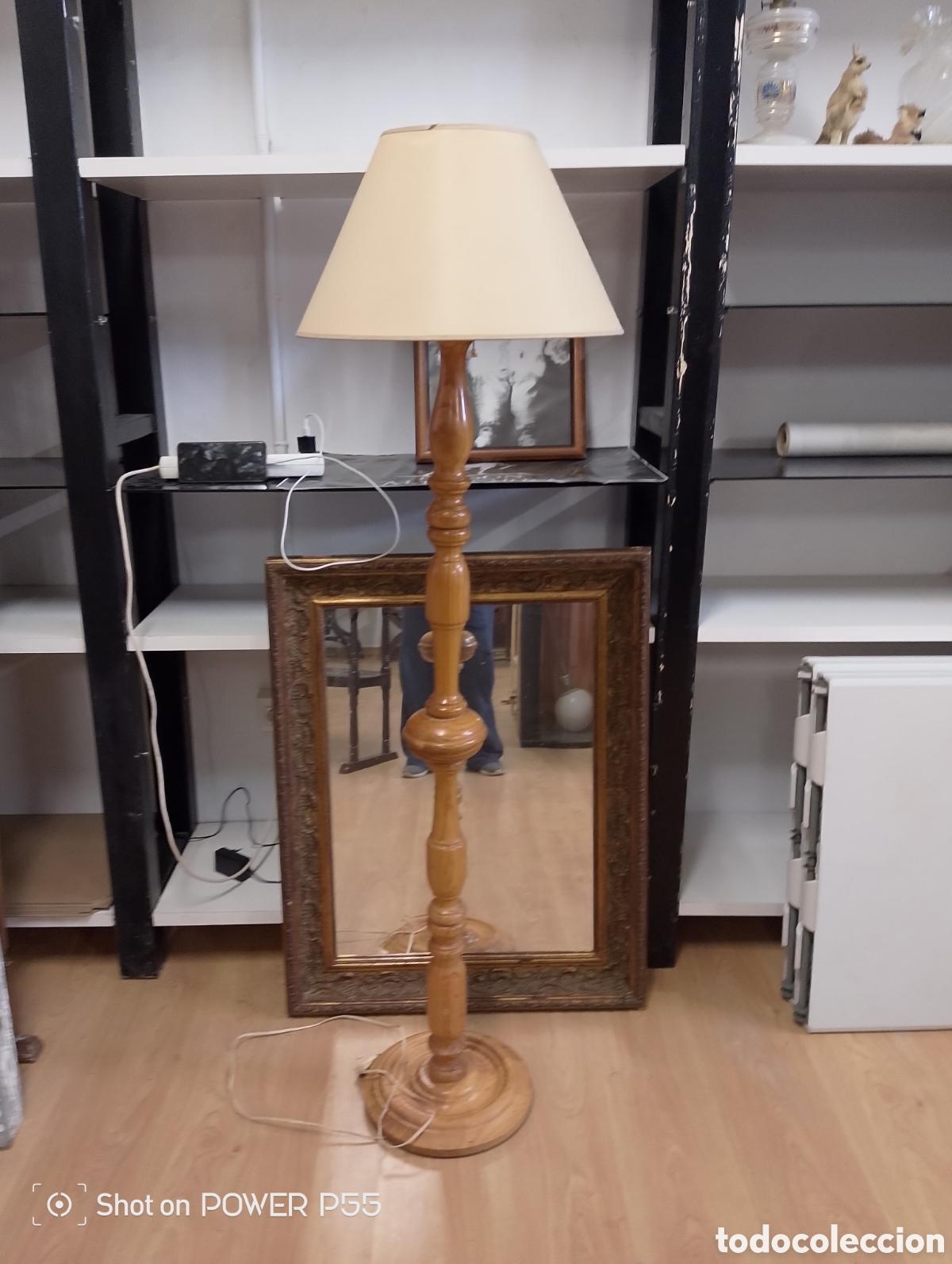 Antig&uuml;edades: L&aacute;mpara de madera pie