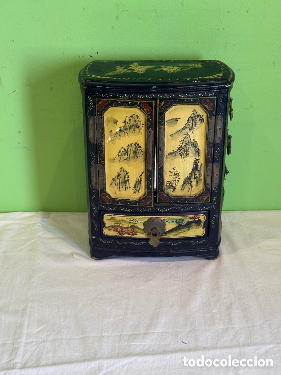 Antig&uuml;edades: Joyero oriental chino antiguo lacado y policromado a&ntilde;os 50 60 con espejo y cajones vintage