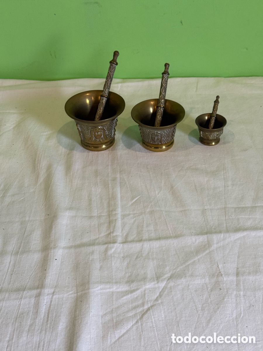 Antig&uuml;edades: Lote de antiguos morteros orientales de bronce macizo con mano tallada a&ntilde;os 60 70