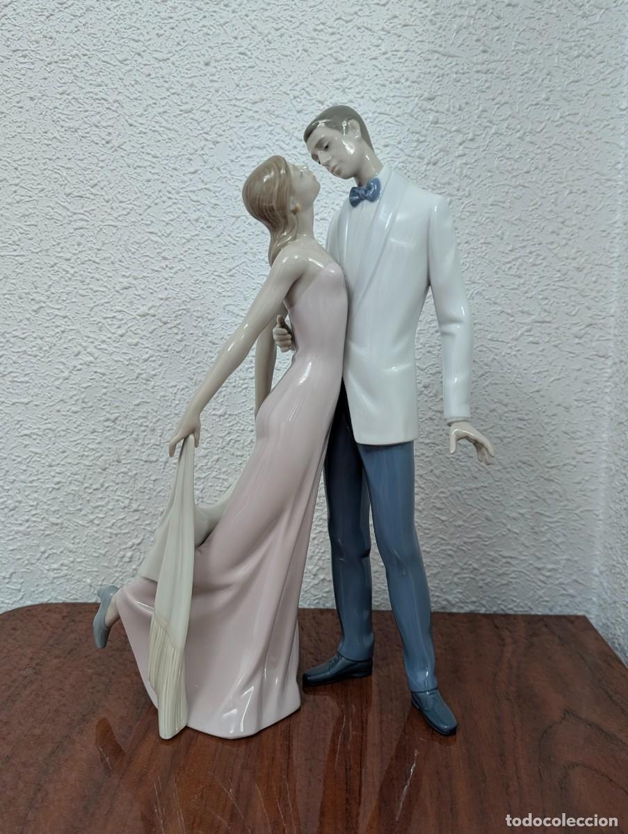 Antig&uuml;edades: LLADR&Oacute;. Figura de porcelana &rdquo;Feliz Aniversario&rdquo;