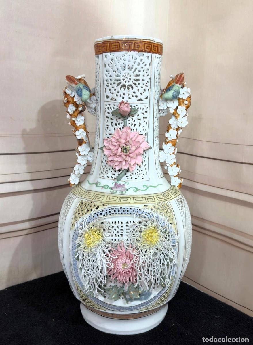 Antig&uuml;edades: Antiguo jarr&oacute;n chino de porcelana calada con motivos florales en relieve