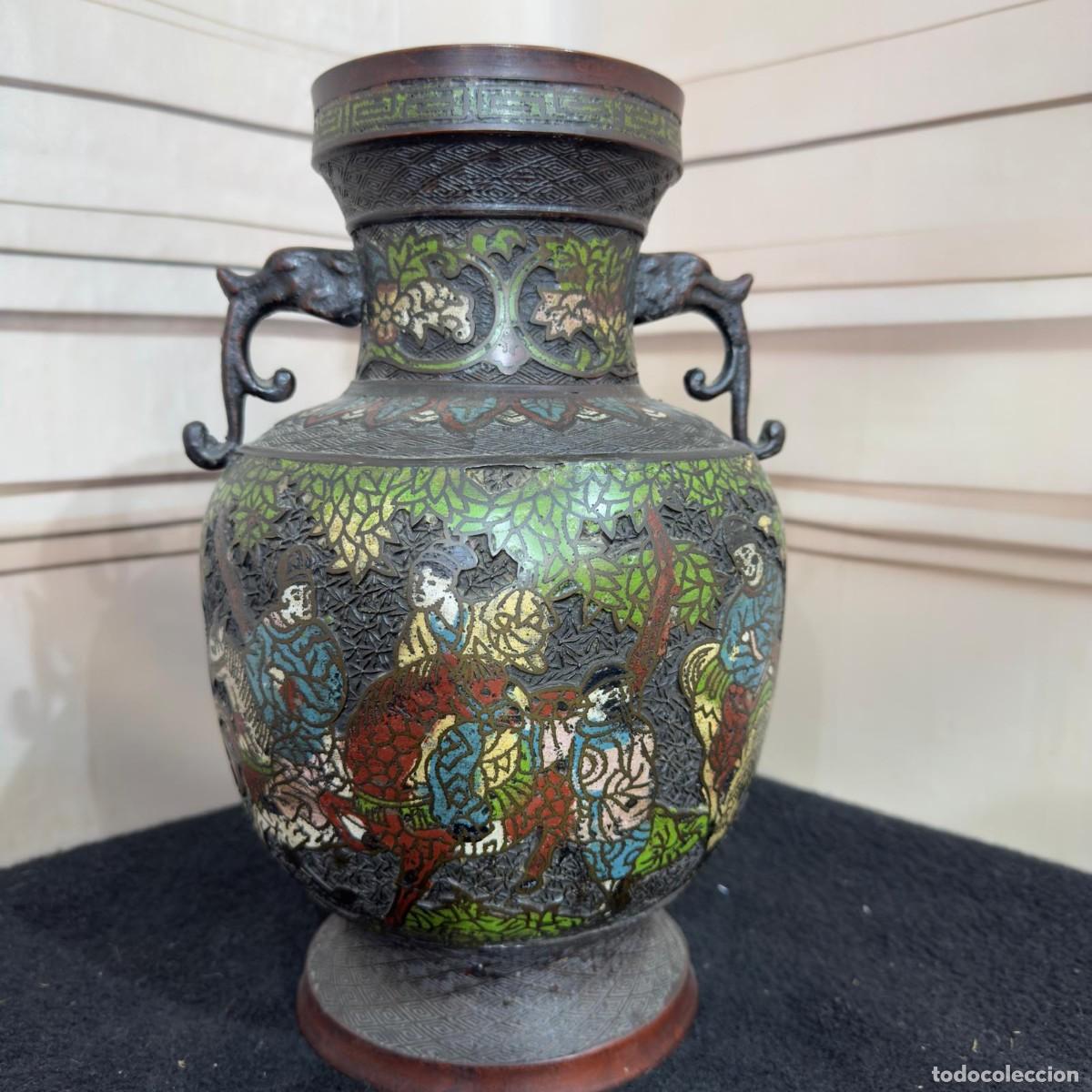 Antig&uuml;edades: Jarr&oacute;n japon&eacute;s antiguo de bronce esmaltado con la t&eacute;cnica cloisonn&eacute; del periodo Meiji.