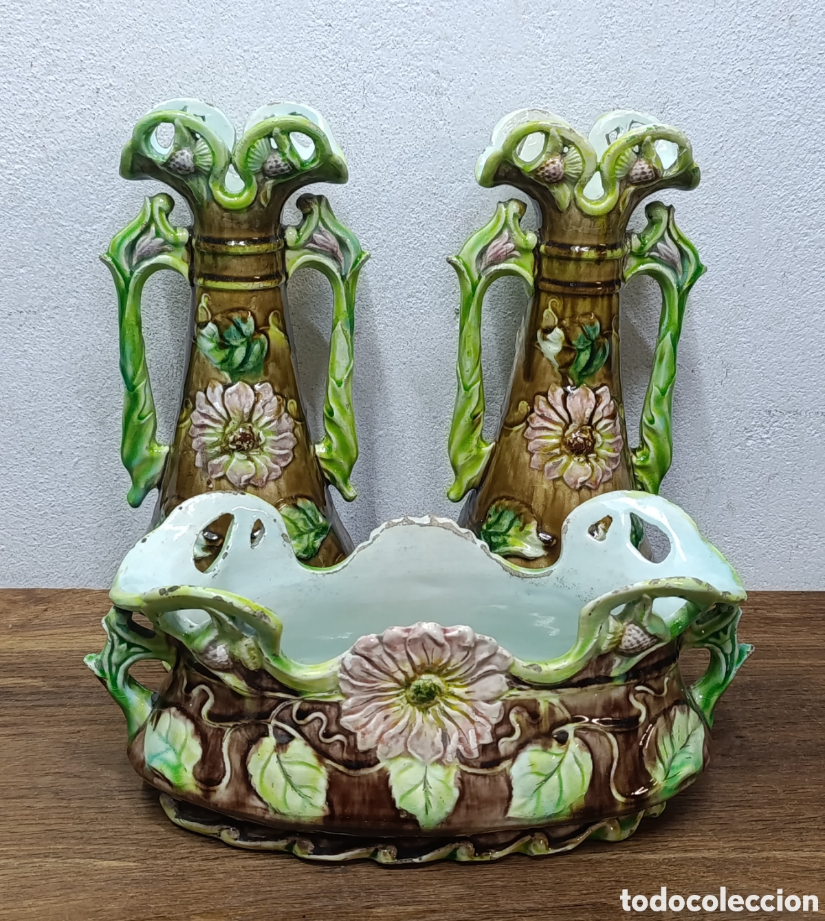 Antig&uuml;edades: ANTIGUA JARDINERA Y JARRONES MODERNISTAS, ART NOVEAU, CER&Aacute;MICA MAY&Oacute;LICA FRANCESA, CIRCA 1900.